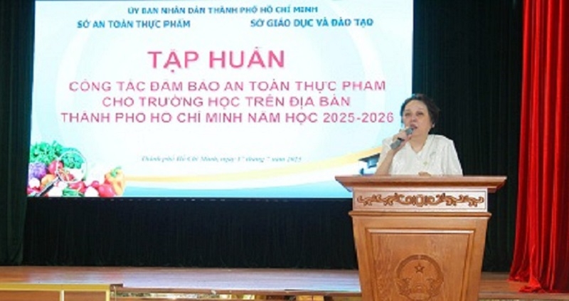 Bà Phạm Khánh Phong Lan, Giám đốc Sở An toàn thực phẩm phát biểu tại buổi tập huấn