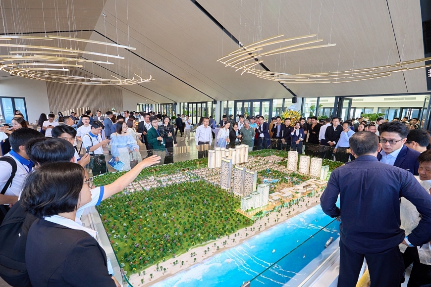 Khách hàng tham quan, trải nghiệm sa bàn Blanca City