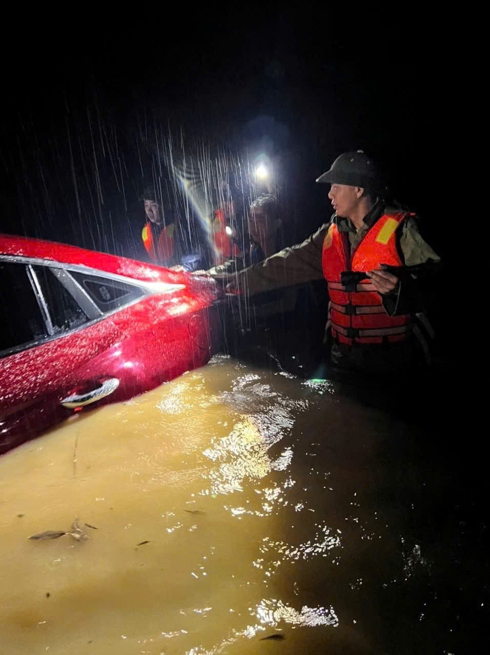 Nước lên nhanh làm nên người dân không kịp sơ tán tài sản