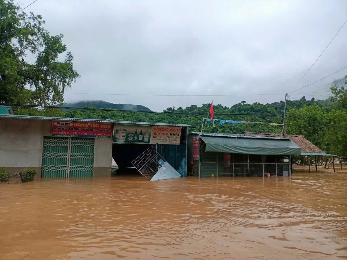 Nước ngập sâu tại xã Tương Dương, Nghệ An