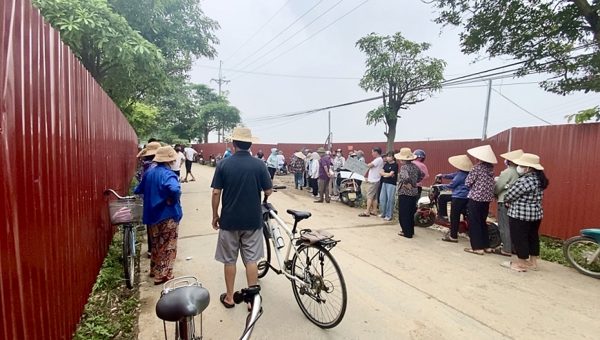 Các hộ dân kéo nhau ra khu đất bị thu hồi yêu cầu xã chỉ đạo tháo dỡ rào chắn bằng tôn tại đường Đồng Bậm, Đồng Dược và hai bên đường để người dân phục vụ sản xuất nông nghiệp.