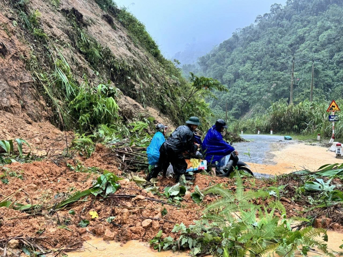 Nhiều tuyến đường bị mưa lũ chia cắt