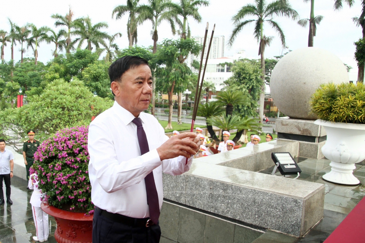 Đồng chí Trần Cẩm Tú, Thường trực Ban Bí thư đến dâng hương tại Đài tưởng niệm các Anh hùng liệt sỹ thành phố Hải Phòng