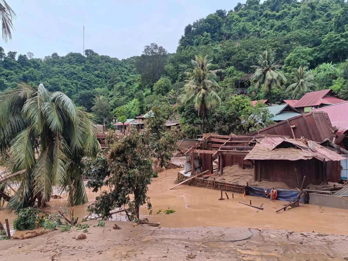 Mưa lũ đã chia cắt nhiều bản làng  biên giớ Nghệ An 