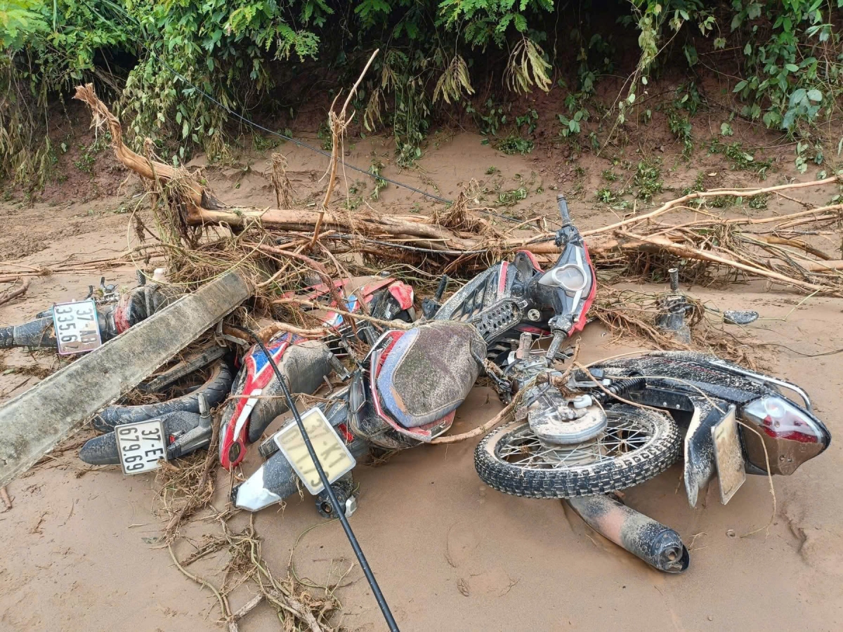 Nhiều bản làng biên giới tỉnh Nghệ An bị mưa lũ gây cô lập và thiệt hại nặng