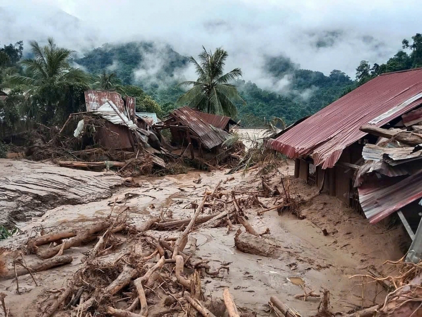 Nhiều bản làng biên giới tỉnh Nghệ An bị mưa lũ gây cô lập và thiệt hại nặng