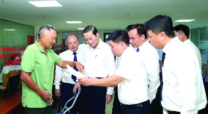 Ông Đỗ Minh Tuấn, Chủ tịch UBND tỉnh Thanh Hóa kiểm tra công tác vận hành và triển khai nhiệm vụ tại Trung tâm Phục vụ hành chính công phường Sầm Sơn.