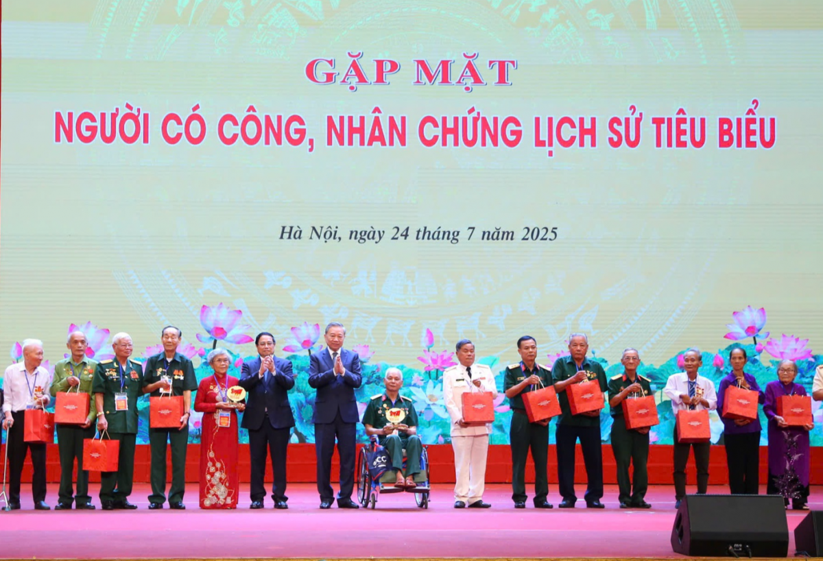 Tổng Bí thư Tô Lâm, Thủ tướng Phạm Minh Chính tặng quà người có công, nhân chứng lịch sử tiêu biểu