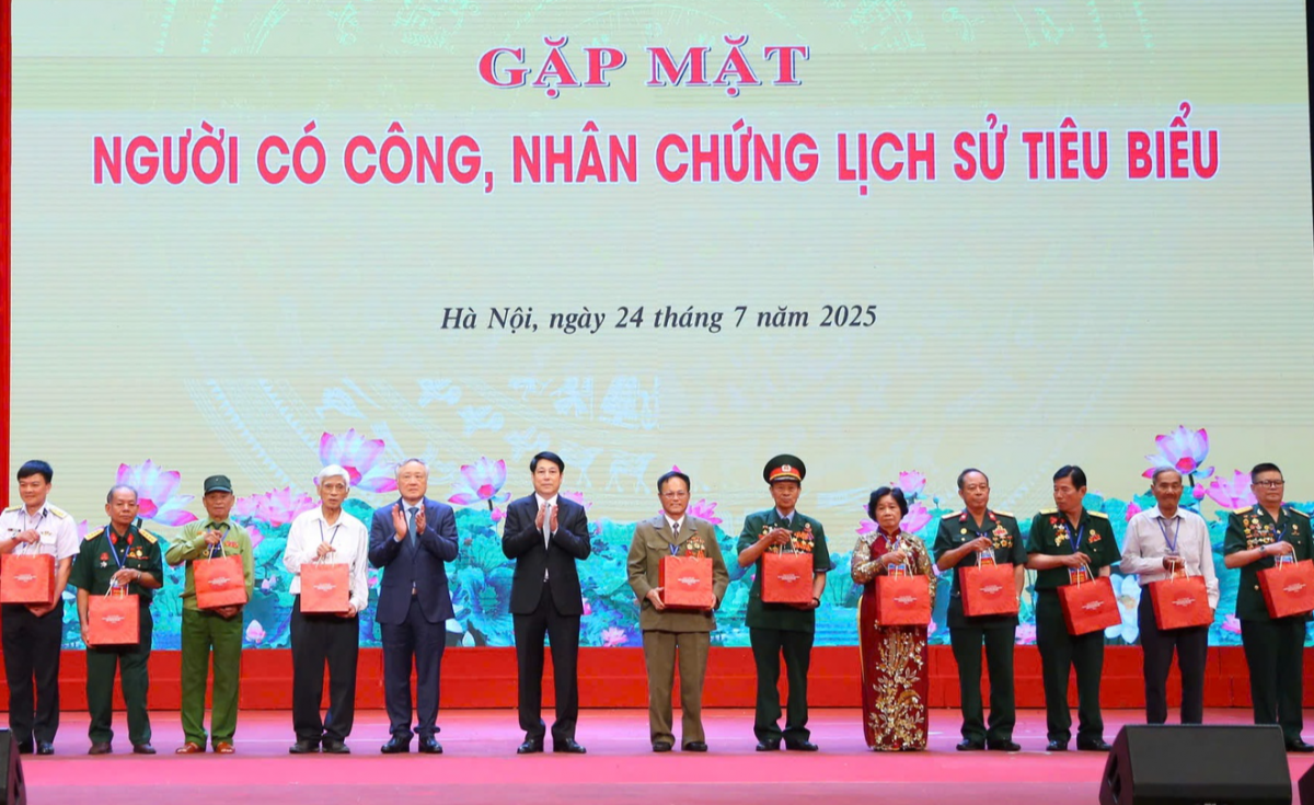 Chủ tịch nước Lương Cường, Phó Thủ tướng Thường trực Chính phủ Nguyễn Hòa Bình tặng quà người có công, nhân chứng lịch sử tiêu biểu