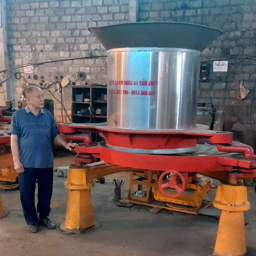 Kĩ sư già đam mê chế tạo máy cho nông dân Kĩ sư già đam mê chế tạo máy cho nông dân