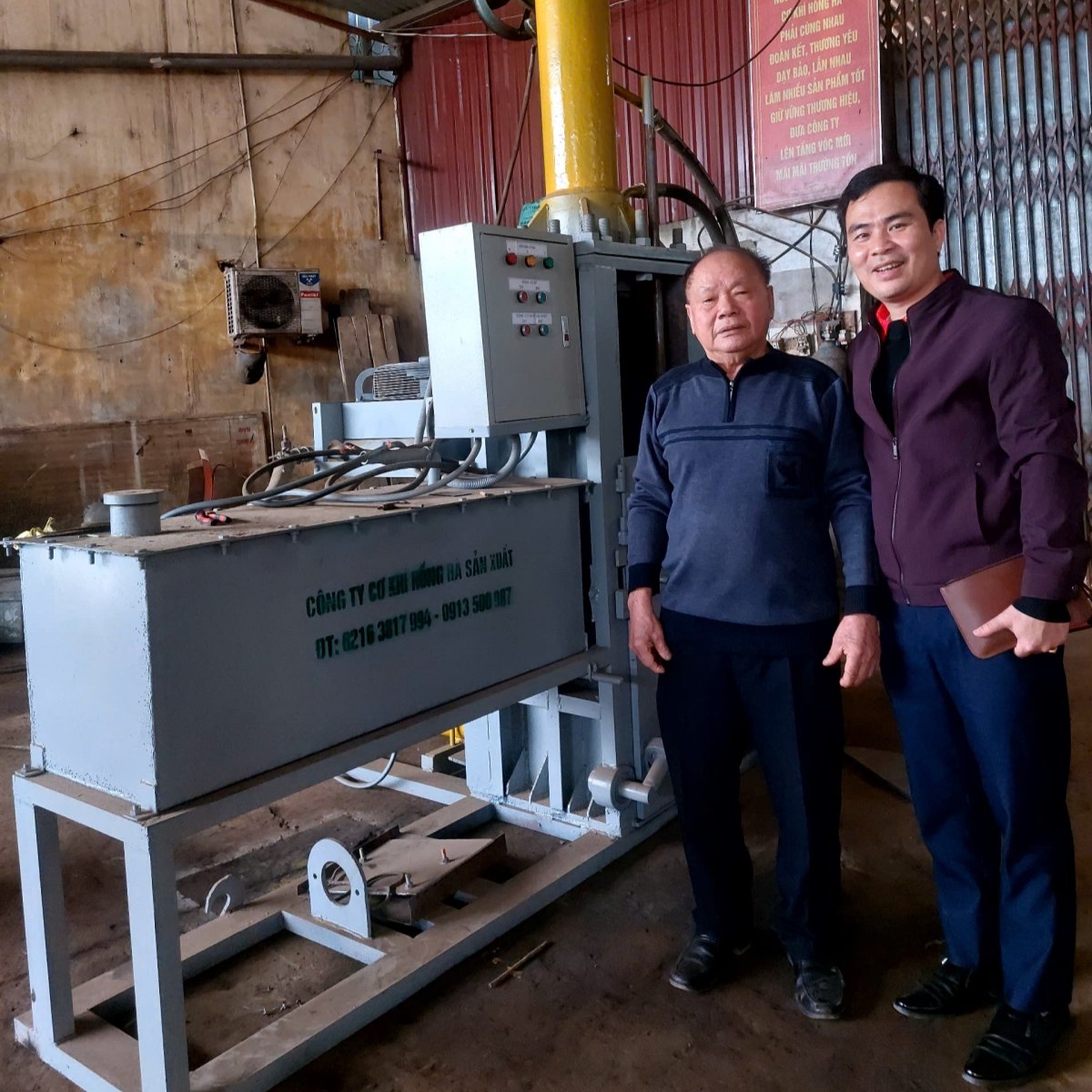 Kĩ sư già đam mê chế tạo máy cho nông dân Kĩ sư già đam mê chế tạo máy cho nông dân