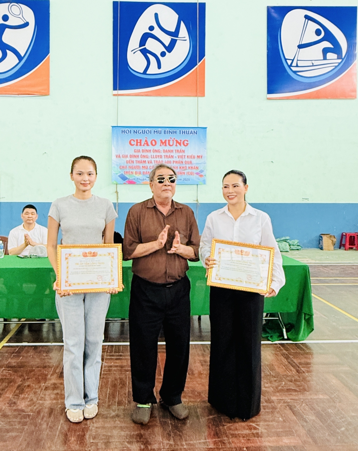 Trao 400 phần quà cho người mù và người cao tuổi ở Lâm Đồng