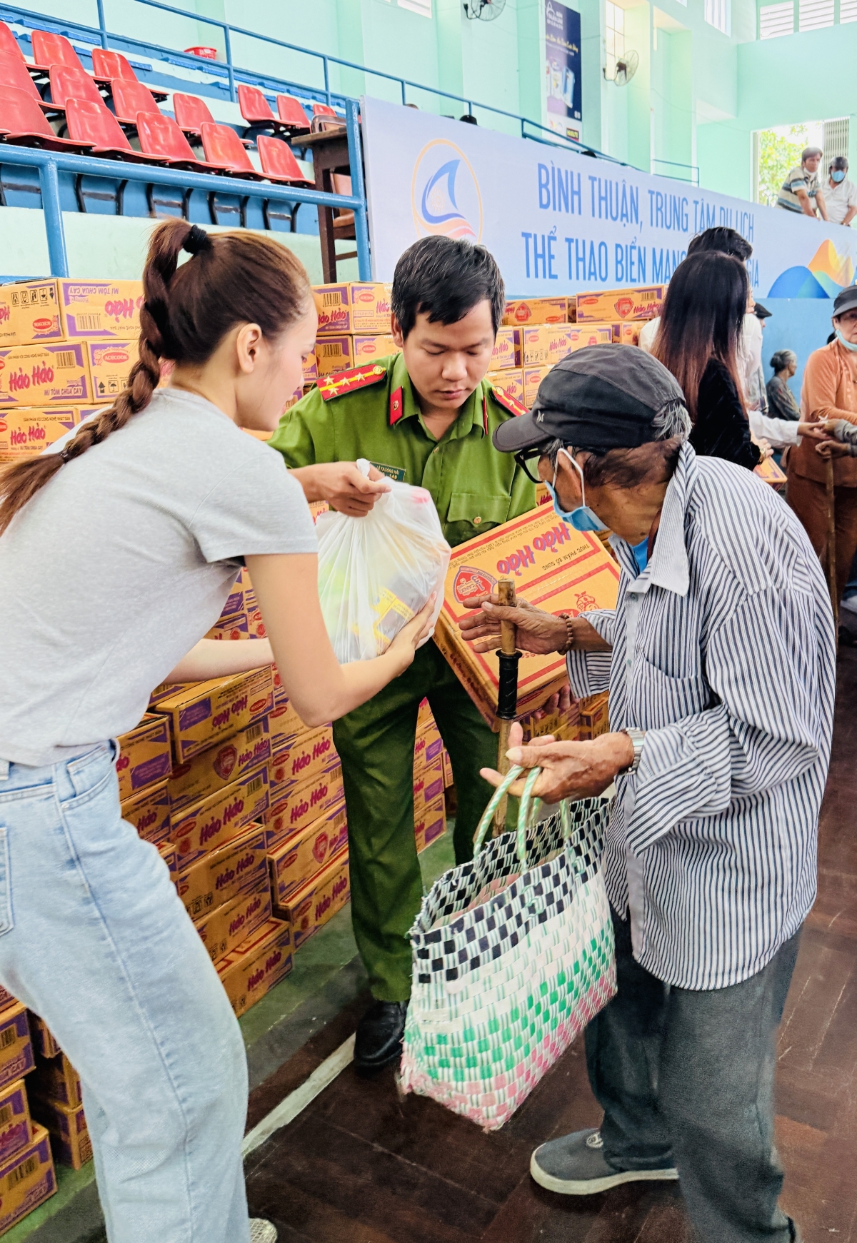 Trao 400 phần quà cho người mù và người cao tuổi ở Lâm Đồng