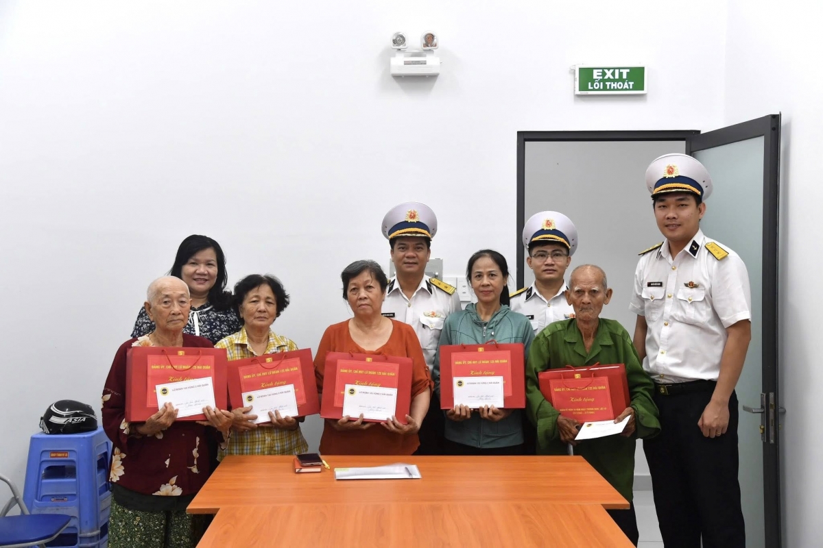Nhân dịp Ngày Thương binh, Liệt sĩ, Lữ đoàn 125 Hải quân đã đến thăm, tặng quà các gia đình chính sách 