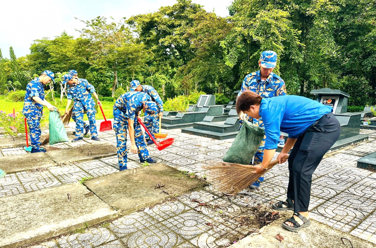Đoàn viên, thành niên Vùng 2 tham gia lao động làm đẹp Nghĩa trang liệt sĩ Nhơn Trạch