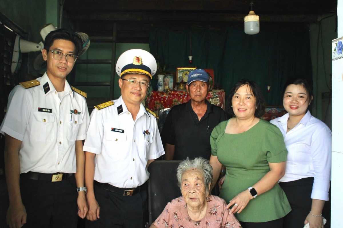 Chỉ huy Trung tâm Bảo đảm Kỹ thuật đã đến thăm hỏi, tặng quà các gia đình chính sách, người có công 