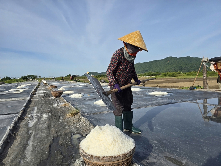Việc sản xuất muối với tất cả các công đoạn đều bằng tay, làm việc dưới trời nắng nóng và cường độ cao