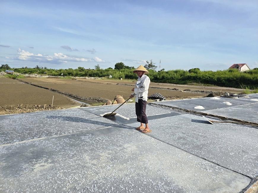 Không còn người trẻ tham gia công việc làm muối truyền thống