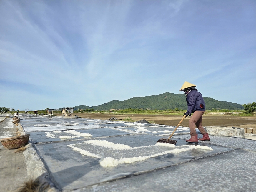 Để thu được hạt muối, người dân phải bỏ ra rất nhiều công sức làm từ sáng sớm đến chiều tà mới có thành phẩm.