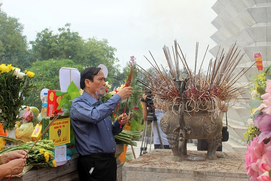 Trung ương Hội NCT Việt Nam dâng hương, tặng quà tri ân dịp 27/7 tại Thanh Hóa