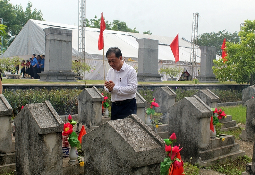 Trung ương Hội NCT Việt Nam dâng hương, tặng quà tri ân dịp 27/7 tại Thanh Hóa