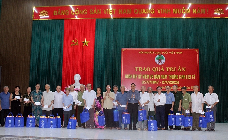 Trung ương Hội NCT Việt Nam dâng hương, tặng quà tri ân dịp 27/7 tại Thanh Hóa