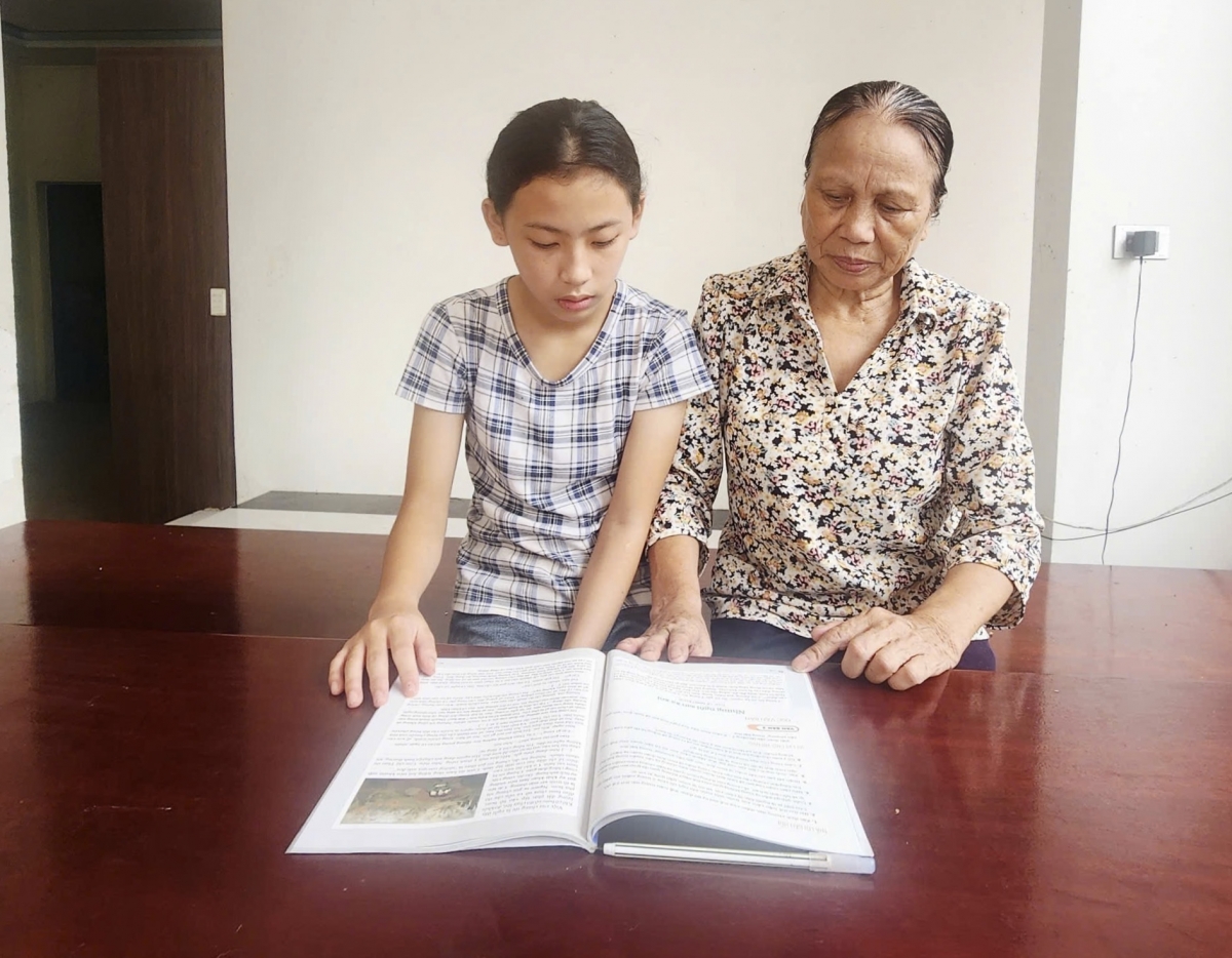 Là hội viên Chi hội Người cao tuổi thôn Đại Sơn, với vai trò là Bí thư Chi bộ kiêm Trưởng thôn, ngoài thời gian công tác bà Nhung luôn tích cực bảo ban con cháu học tập.