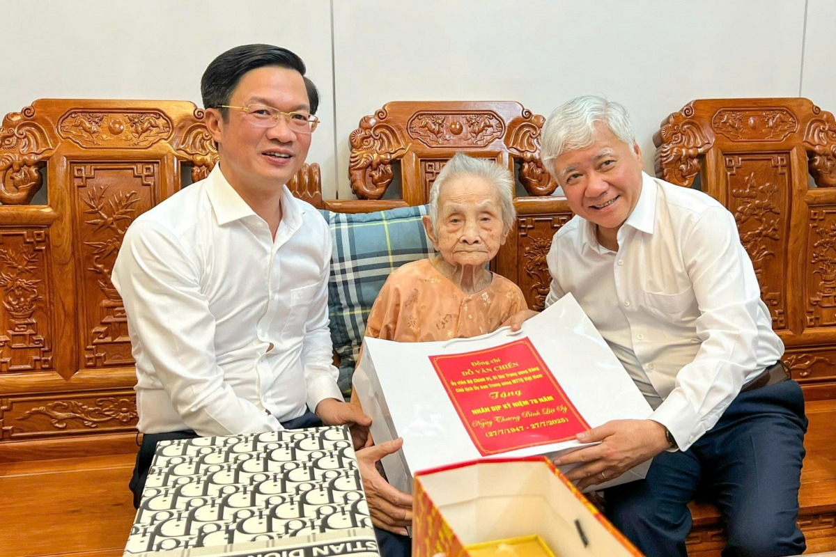 Đoàn công tác thăm Mẹ Việt Nam Anh hùng Nguyễn Thị Dấng tại phường Kiến An.