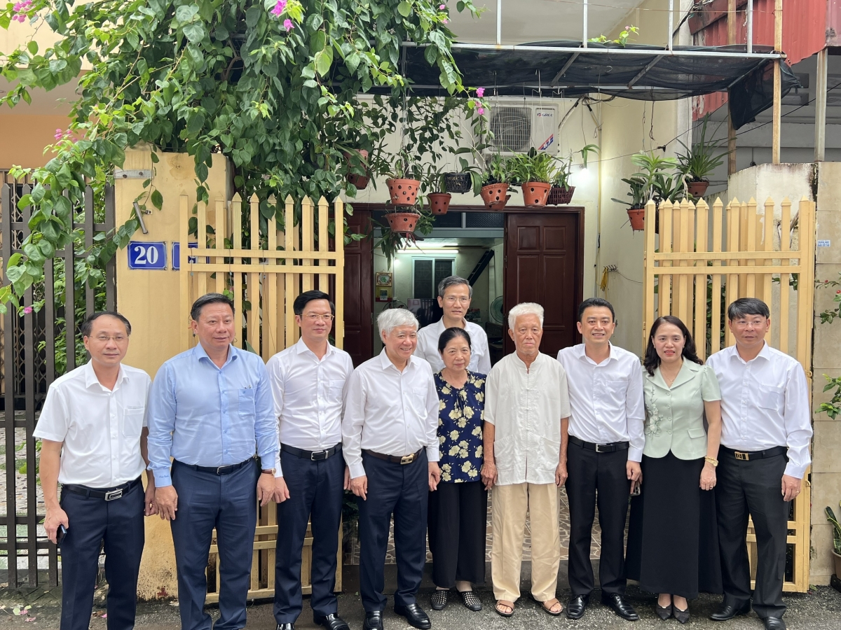 Đoàn thăm, tặng quà ông Nguyễn Văn Lộc, thương binh hạng ¾ tại phường Gia Viên.