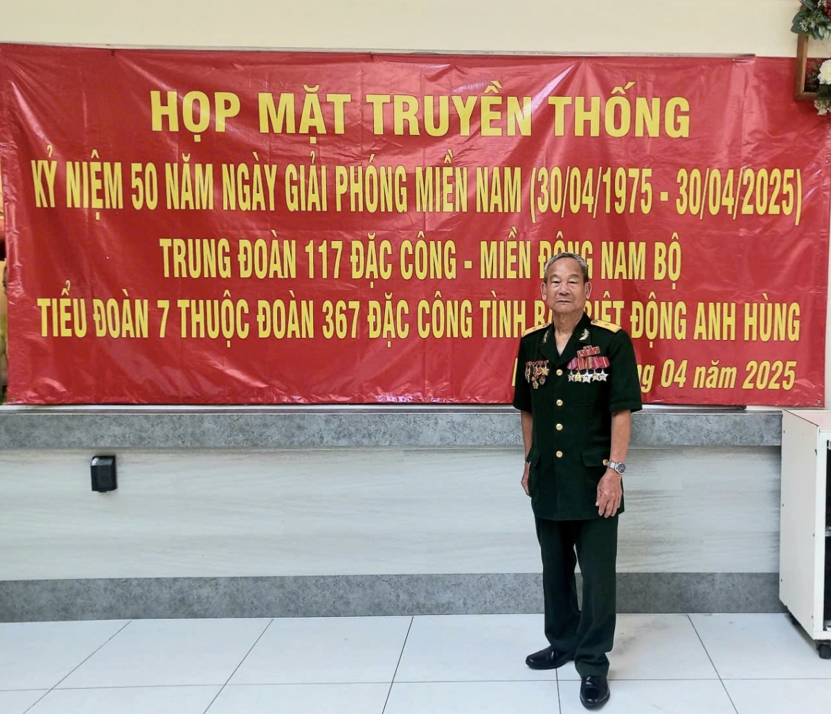 Cựu chiến sĩ cách mạng Nguyễn Quốc Phú dự họp mặt truyền thống đơn vị cũ trong dịp kỉ niệm 50 năm giải phóng miền Nam