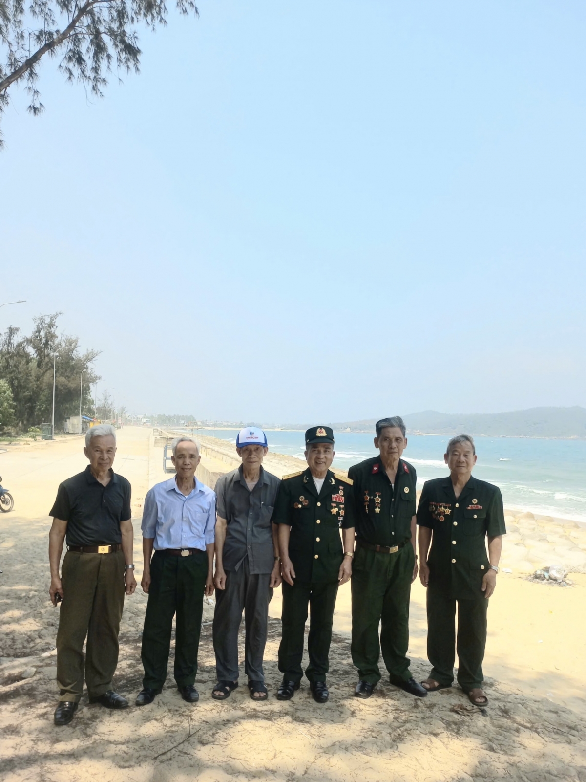 Cựu chiến sĩ cách mạng Nguyễn Quốc Phú (ngoài cùng bên phải ảnh) cùng đồng đội trở lại thăm Phú Quốc