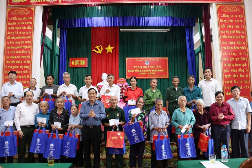 Trung ương Hội Người cao tuổi Việt Nam trao quà tri ân ngày thương binh liệt sỹ