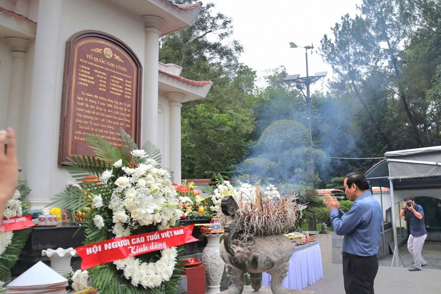 Trung ương Hội Người cao tuổi Việt Nam trao quà tri ân ngày thương binh liệt sỹ