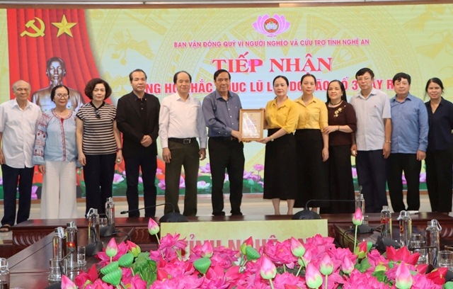 Trung ương Hội Người cao tuổi Việt Nam trao quà tri ân và ủng hộ đồng bào vùng lũ Nghệ An