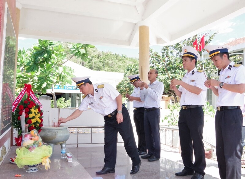 Đại diện lãnh đạo Học viện Hải quân dâng hương tưởng niệm các anh hùng liệt sĩ tàu 235 thuộc Đoàn tàu không số