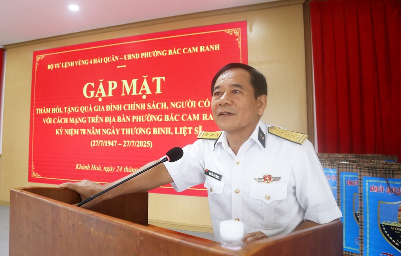 Đại tá Nguyễn Hữu Minh, Phó Chính ủy Vùng 4 Hải quân phát biểu tại buổi gặp mặt đền ơn đáp nghĩa