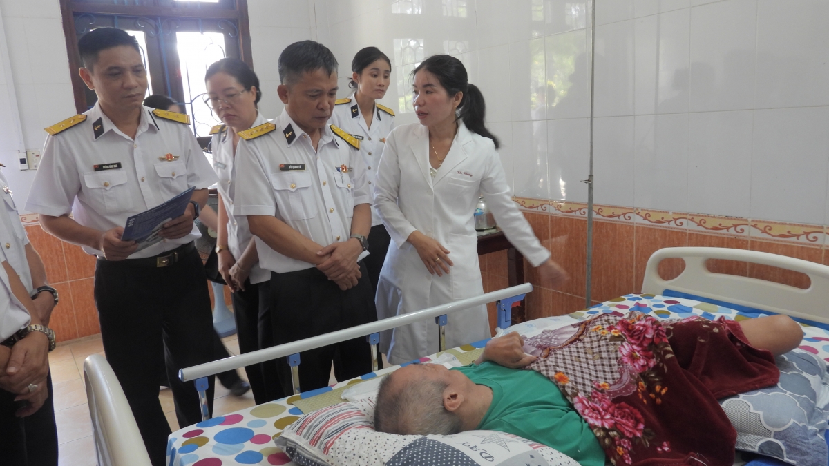 Hải đoàn 129 thăm hỏi, tặng quà thương bệnh binh tại Trung tâm điều dưỡng thương binh và người có công Long Đất