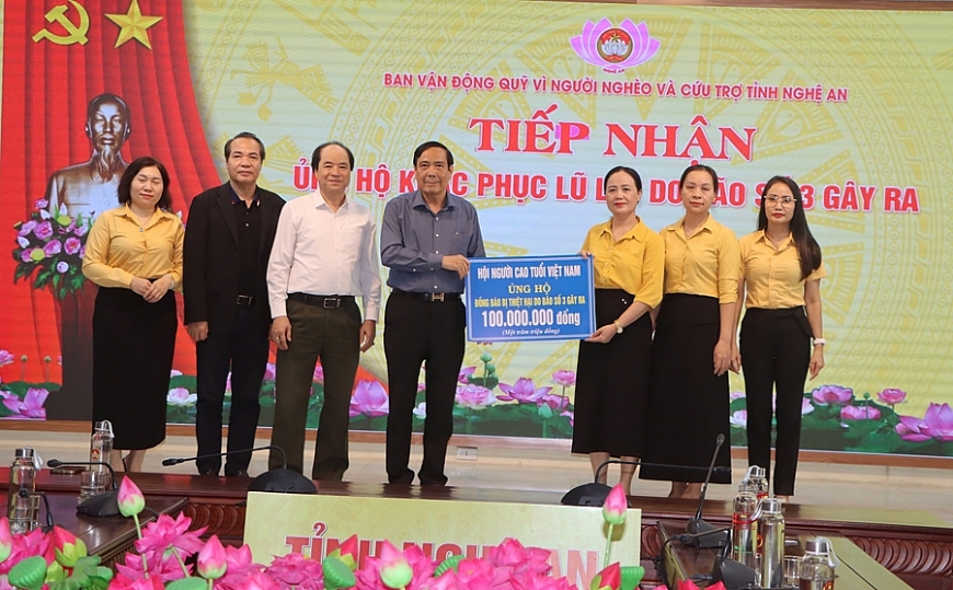 Trung ương Hội Người cao tuổi Việt Nam trao quà tri ân và ủng hộ đồng bào vùng lũ Nghệ An