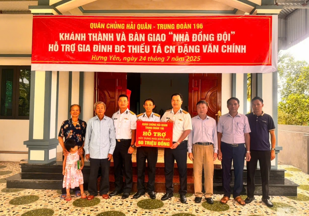 Trung đoàn 196 trao tặng hỗ trợ xây dựng nhà đồng đội cho gia đình quân nhân chính sách, có hoàn cảnh khó khăn