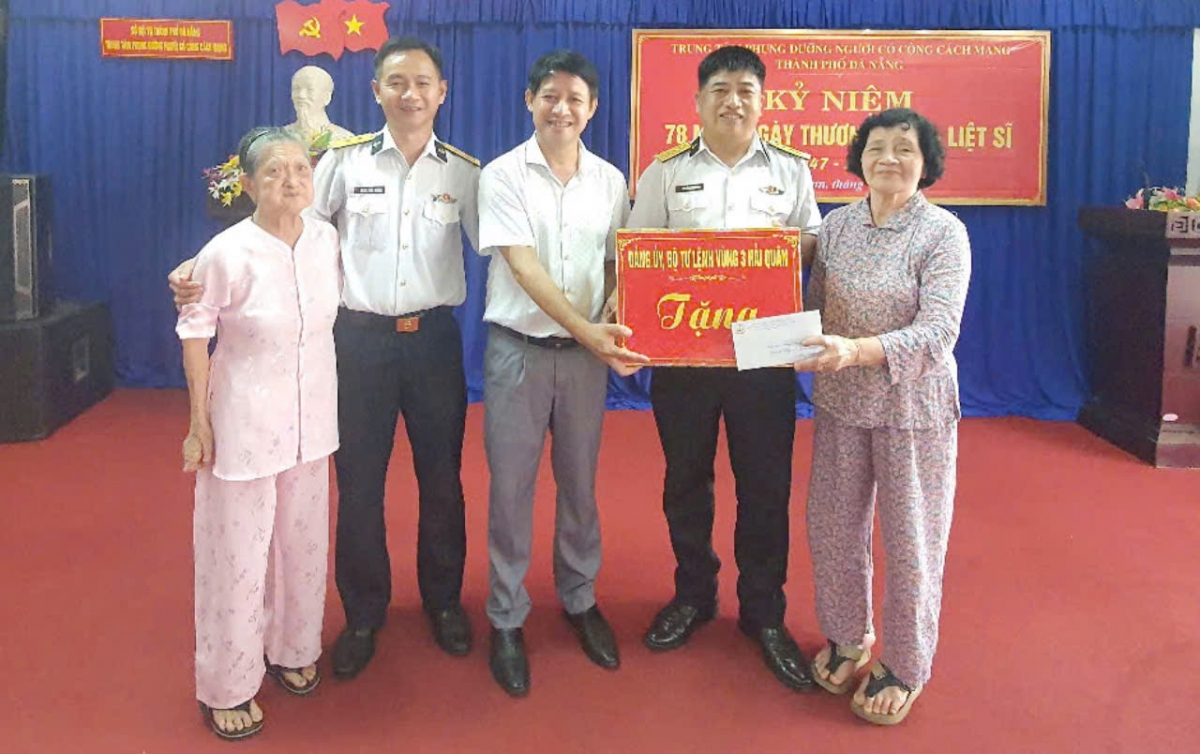 Vùng 3 Hải quân tổ chức các đoàn công tác đi thăm, tặng quà tại Trung tâm Phụng dưỡng người có công với cách mạng