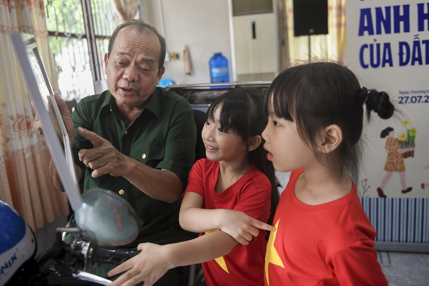 Những bức tranh do con em nhân viên Vinamilk vẽ trở thành cầu nối gắn kết quá khứ với tương lai (Ảnh: Thanh Bình)