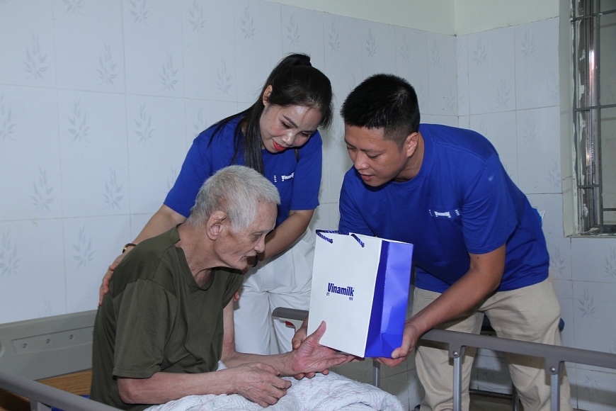 Góp phần chăm sóc sức khỏe thể chất cho những anh hùng của đất nước, Vinamilk dành tặng những món quà dinh dưỡng thiết thực như sữa tươi Vinamilk 100%, sữa hỗ trợ ăn ngủ ngon Sure Prevent Gold… (Ảnh: Thanh Bình)