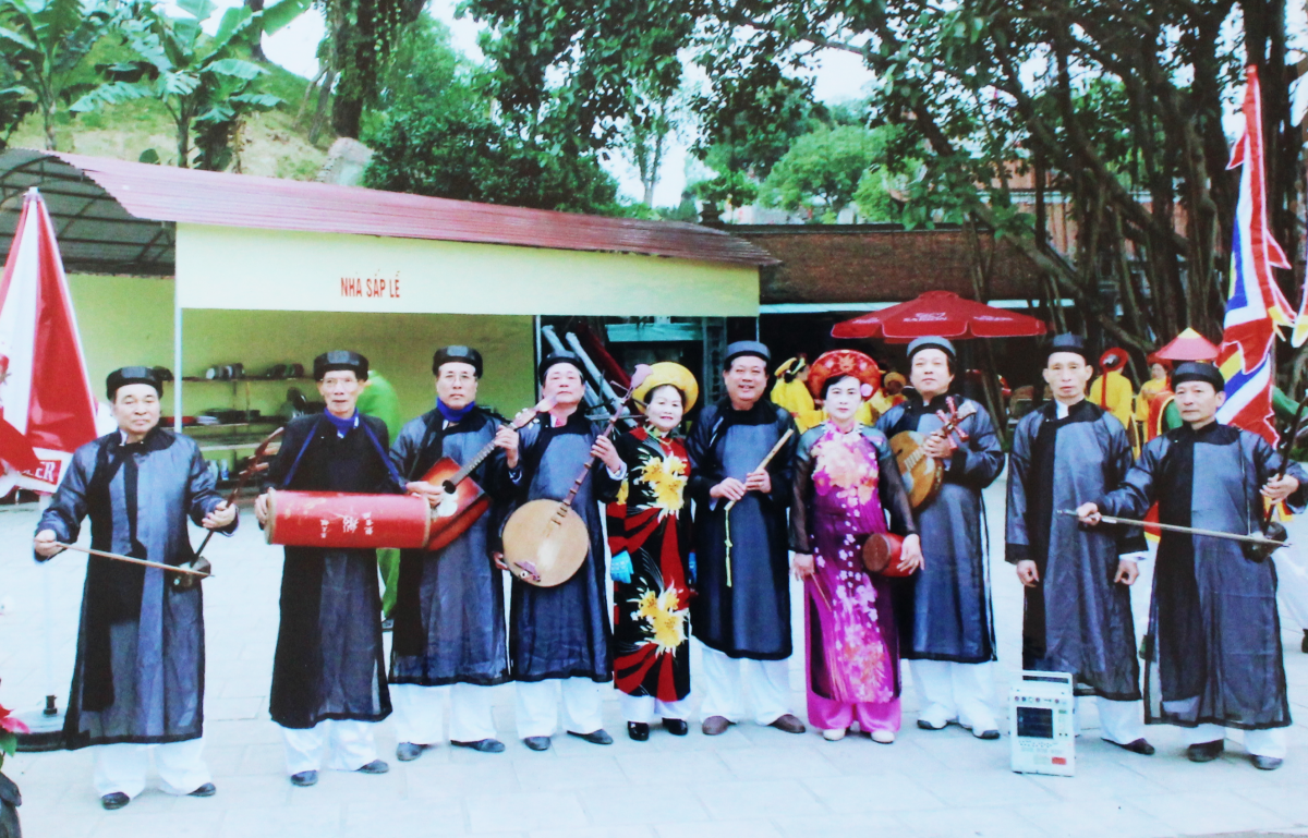 Các thành viên CLB chèo NCT phường Cẩm Phả