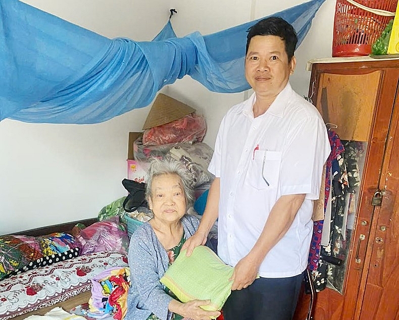 Câu lạc bộ LTHTGN khu phố 5, phường 8, TP Mỹ Tho trao tặng quà NCT hoàn cảnh khó khăn tại địa phương.