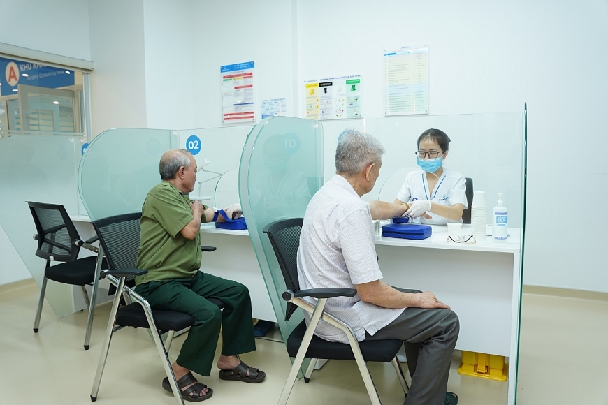 Bệnh viện Đại học Phenikaa khám sức khỏe miễn phí cho người có công và người cao tuổi