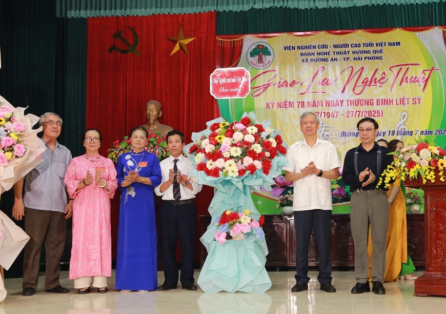 Phó Chủ tịch Phan Văn Hùng tặng hoa chúc mừng Chương trình.