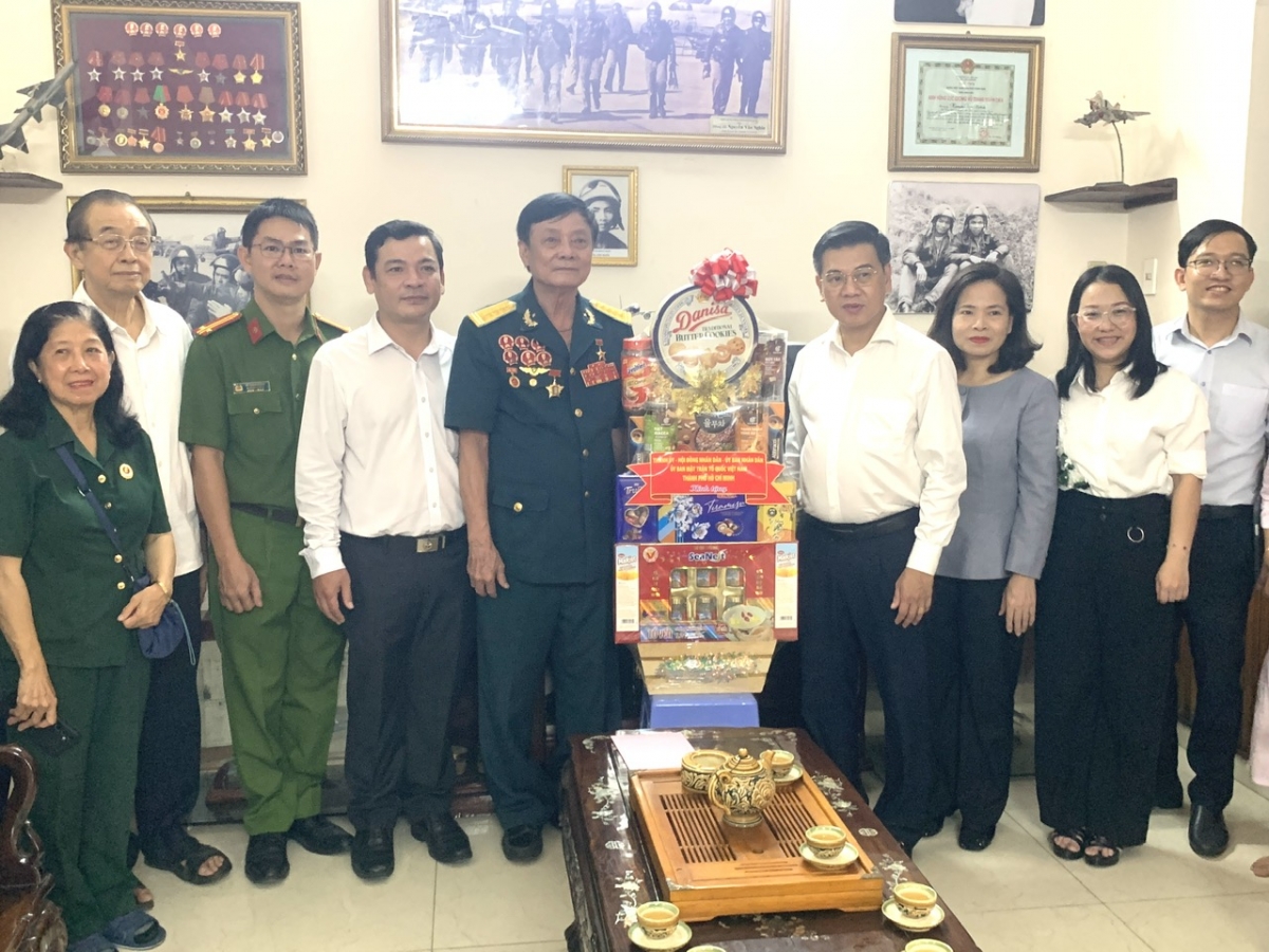 Phó Chủ tịch Nguyễn Văn Dũng tặng quà, tri ân Đại tá Nguyễn Văn Nghĩa