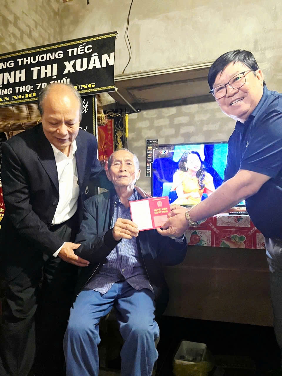  tặng sổ tiết kiệm 50 triệu cho CCB Lê Công Nuôi xã Cẩm Mỹ huyện Cẩm Xuyên cũ tỉnh Hà Tỉnh