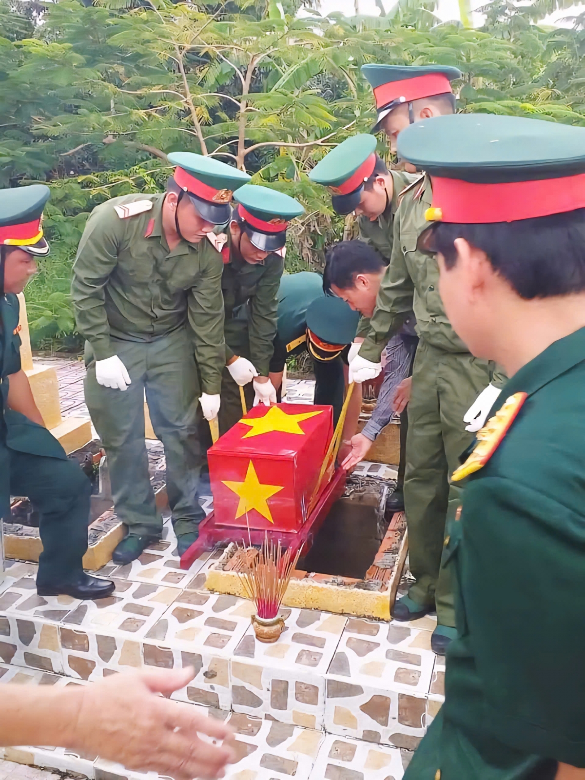 Đưa hài cốt liệt sĩ vào nghĩa trang tỉnh Hậu Giang năm 2022