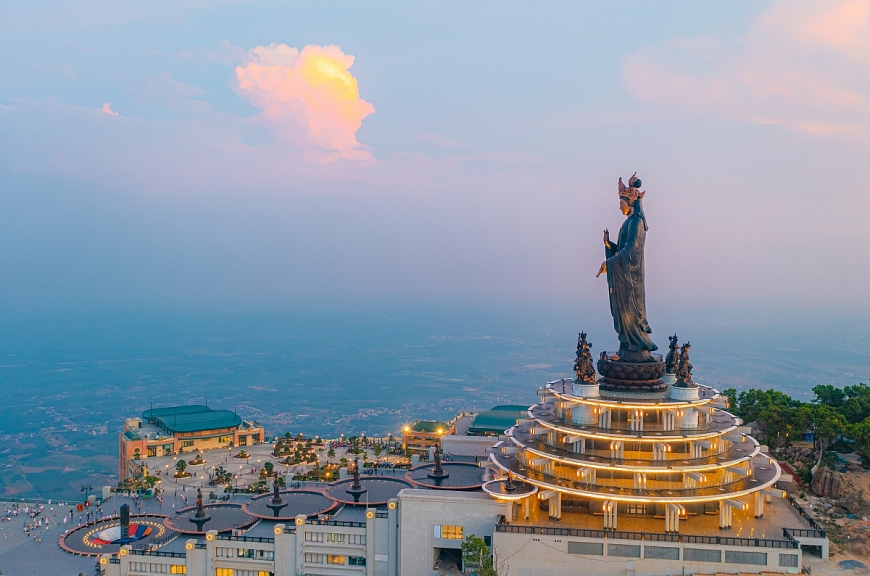 Núi Bà Đen là điểm đến tâm linh và du lịch chữa lành nổi tiếng. Ảnh: Sun World Ba Den Mountain